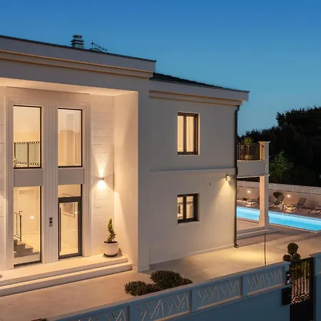 Lovely In With Heated Swimming Pool Holiday home *