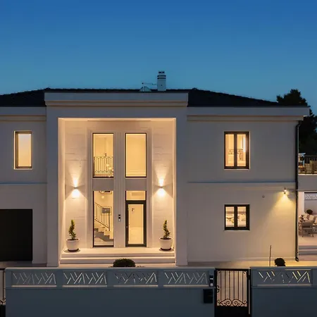 Holiday home Lovely In With Heated Swimming Pool *