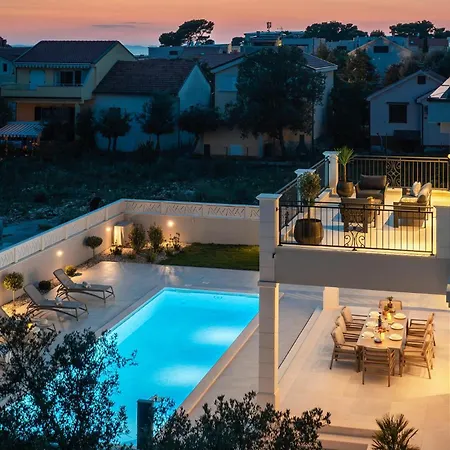 Holiday home Lovely In With Heated Swimming Pool *