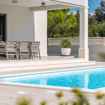 Casa de Férias Lovely In With Heated Swimming Pool *