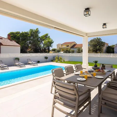 Lovely In With Heated Swimming Pool Casa de Férias *